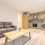 Newly Renovated 1 Bedroom Flat Close To Queens - 1