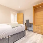 Newly Renovated 1 Bedroom Flat Close To Queens - 1