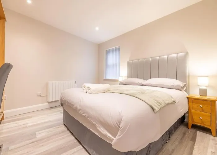 Newly Renovated 1 Bedroom Flat Close To Queens - 1