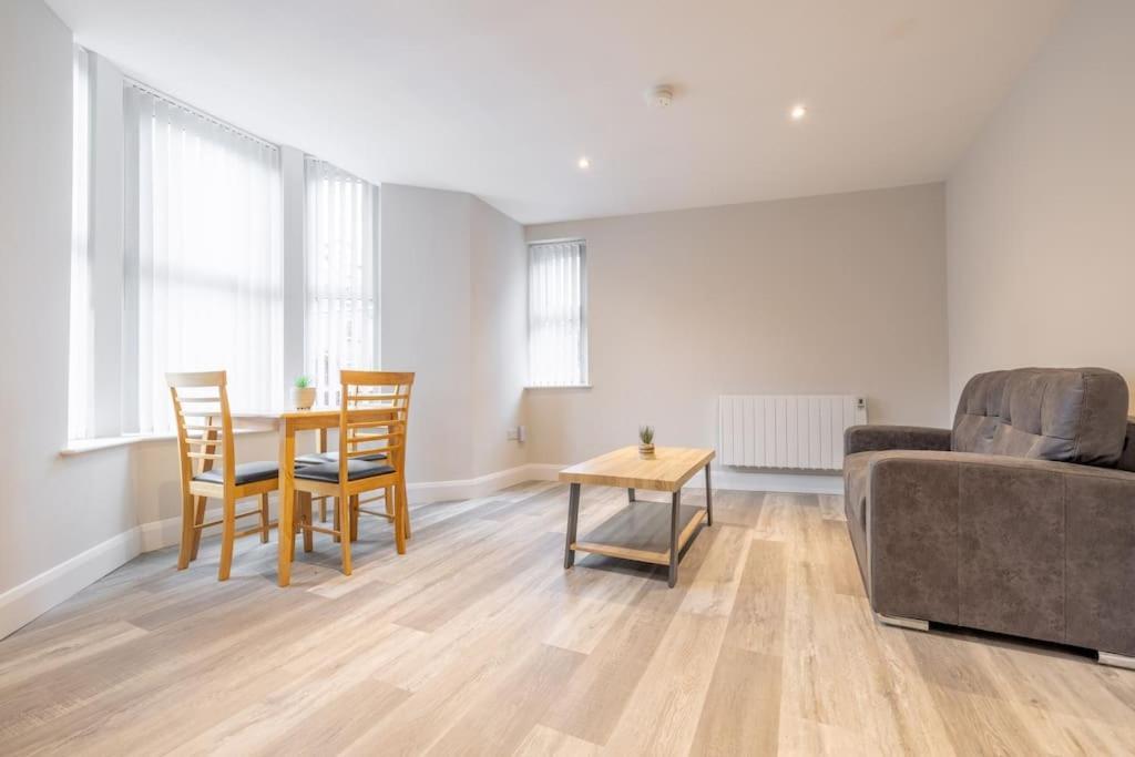 Newly Renovated 1 Bedroom Flat Close To Queens - 1 * Belfast