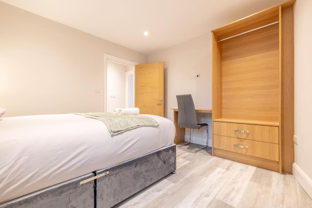 Newly Renovated 1 Bedroom Flat Close To Queens - 1