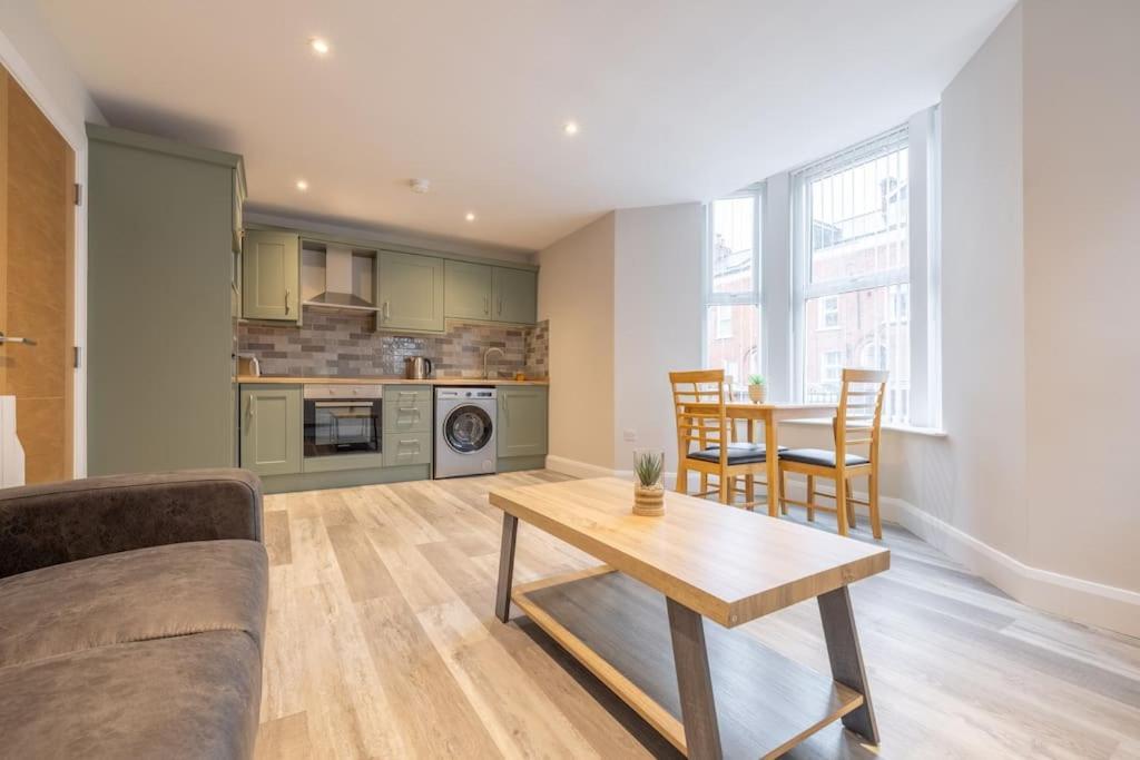 Newly Renovated 1 Bedroom Flat Close To Queens - 1